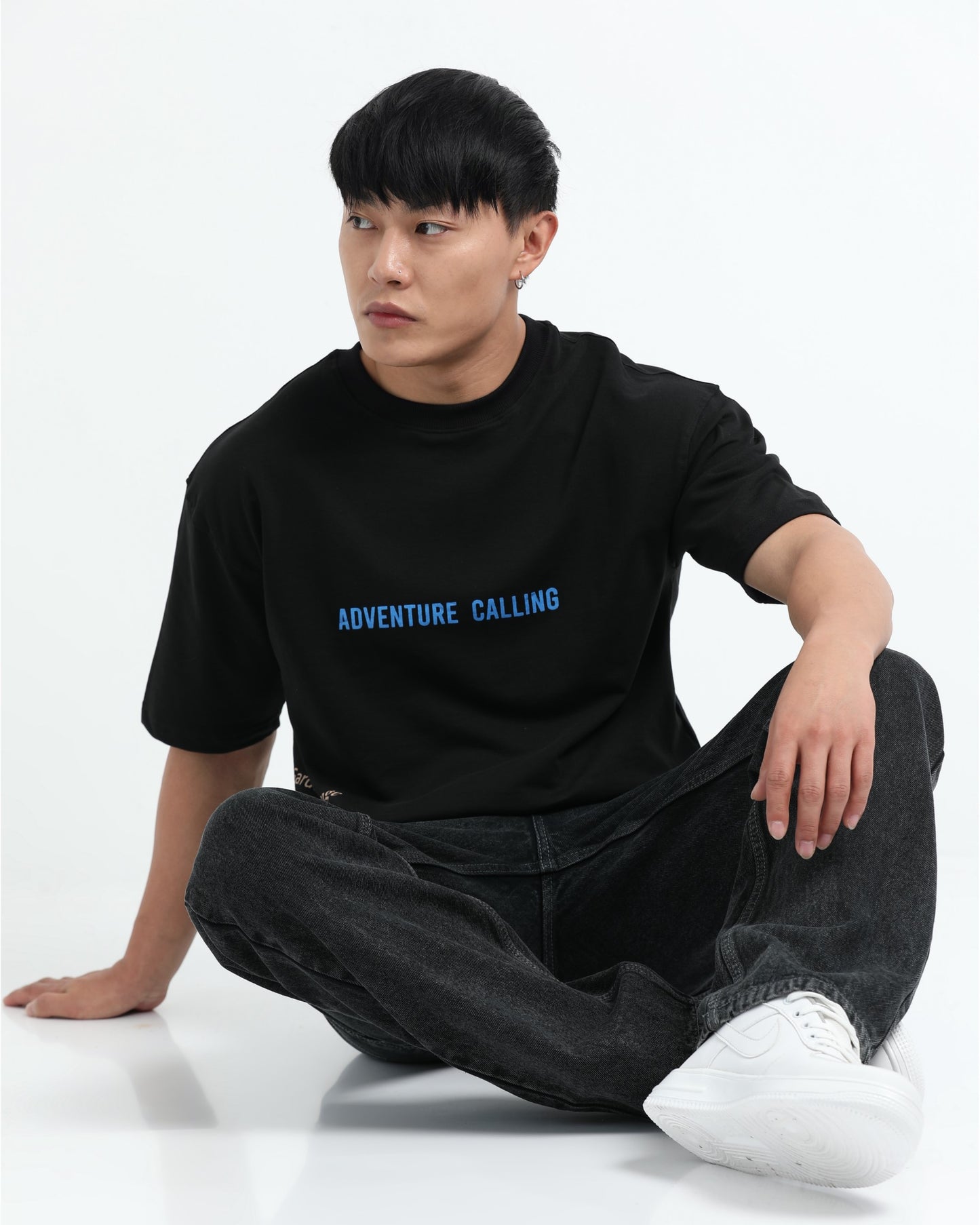 ADVENTURE CALLING BLACK TEE - Oversized fit