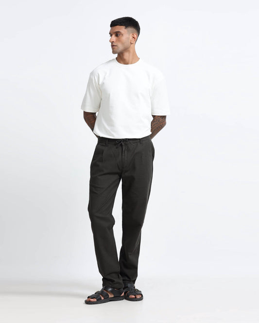 How do slim fit and regular fit men’s trousers differ in style and comfort?