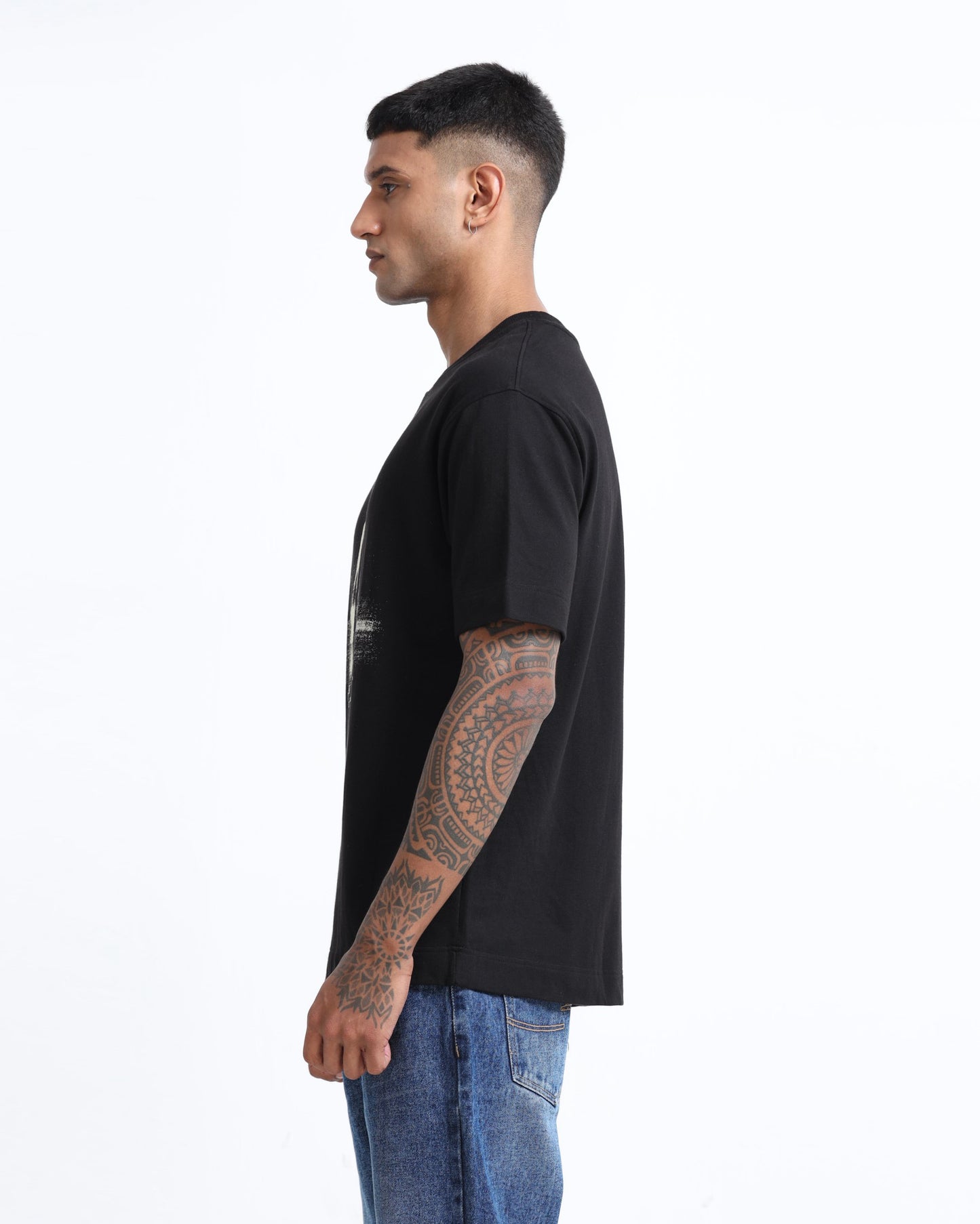DISCOVERING BLACK TEE - Oversized fit